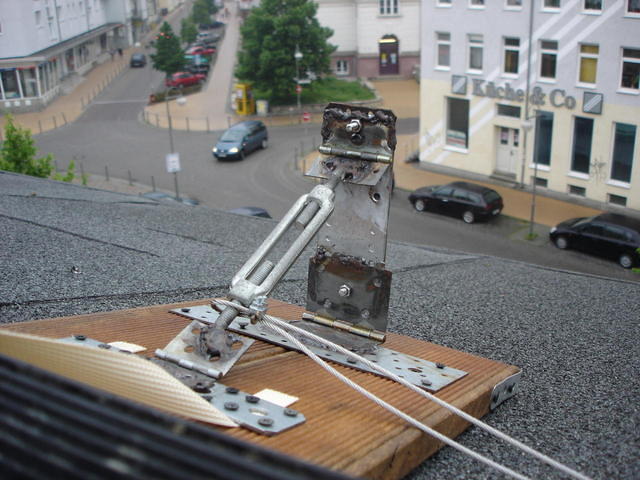 Antennenhalterung mit Sicherungsseil