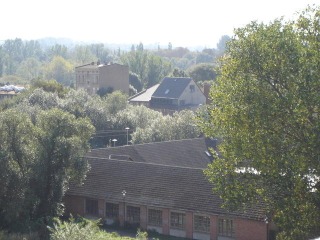 Gegenstelle -zoom- Spitzdach im Hintergrund