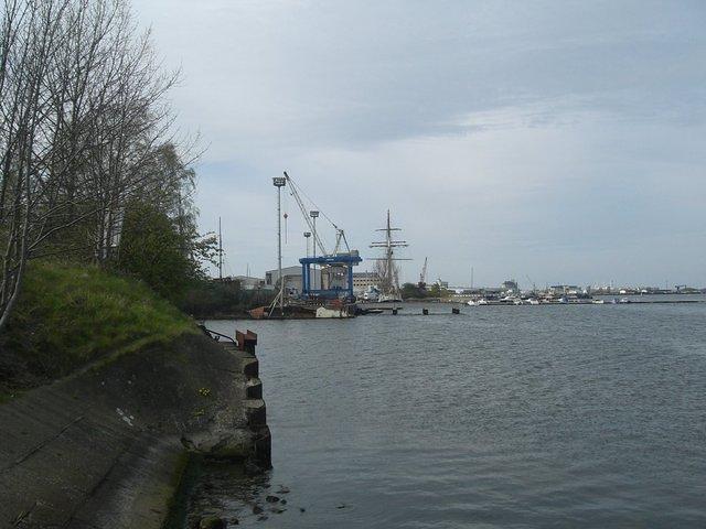 Blick vom Ufer Richtung Hafen