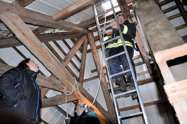 Vorbereitung zum Aufstieg auf das Dach (02.01.2010) 
Ralf, Stefan, Dirk (auf der Leiter)