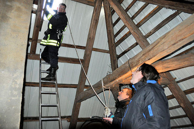 Vorbereitung zum Aufstieg auf das Dach (02.01.2010) 
Dirk (auf der Leiter), Stefan, Ralf