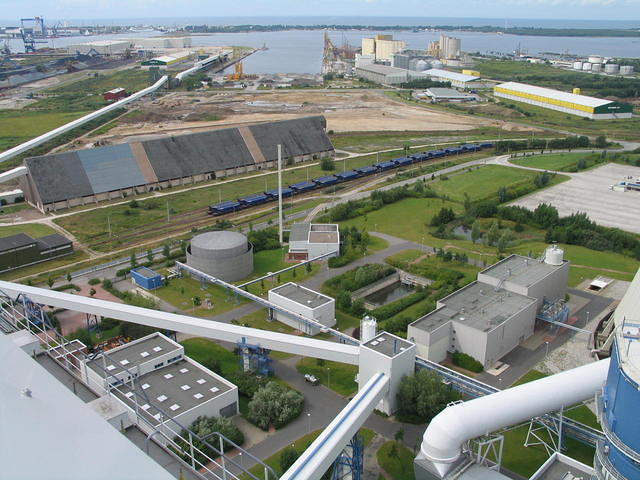 Blick auf den rostocker Überseehafen. Die spitzen Hallen gehören nicht mehr mit zum Kraftwerk. Hier wird Düngemittel gelagert