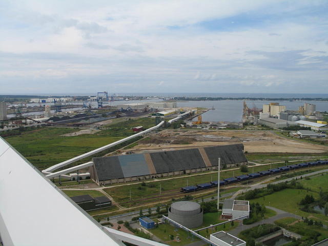 weiter hinten die Steinkohlehalden. Der Brennstoff für das Kraftwerk.