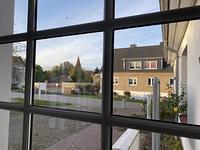 2023 10 23 - 16 10 29 - Blick vom Gemeindehaus zur Kirche