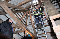 Vorbereitung zum Aufstieg auf das Dach (02.01.2010) 
Ralf, Stefan, Dirk (auf der Leiter)