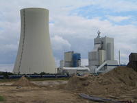 Steinkohlekraftwerk Rostock.
rechts das 100 Meter hohe Kesselhaus, optimal für einen Antennen-Reichweiten-Test