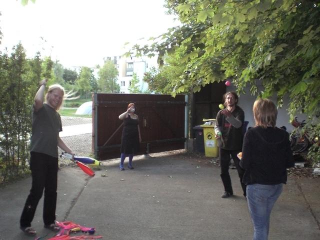 Rene und Berit versuchen sich im Jonglieren