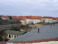 Blick8 (graues Dach mit Ziegelschornstein -in der Mitte des Bildes- Standort AP128)