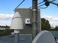 Antenne von AP60 im Hintergrund. Vorne der Pilz ist eine GPS Antenne
